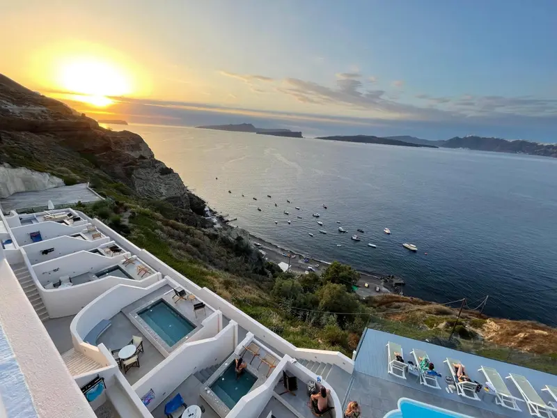 Vue panoramique sur la mer au coucher du soleil depuis une terrasse.
