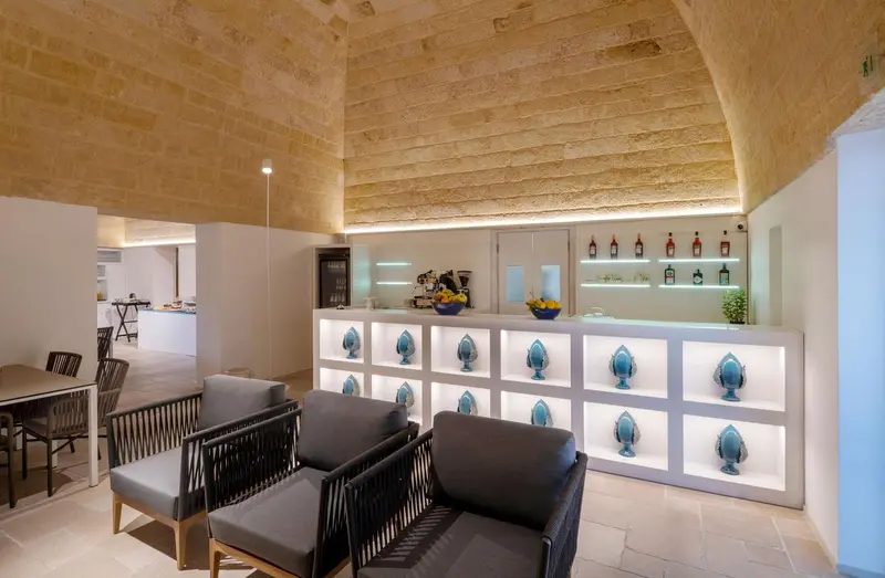 Espace de détente avec mobilier design et comptoir lumineux.