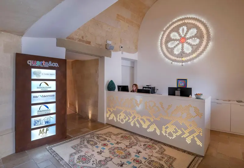 Un comptoir d'accueil décoré dans un intérieur lumineux et moderne.