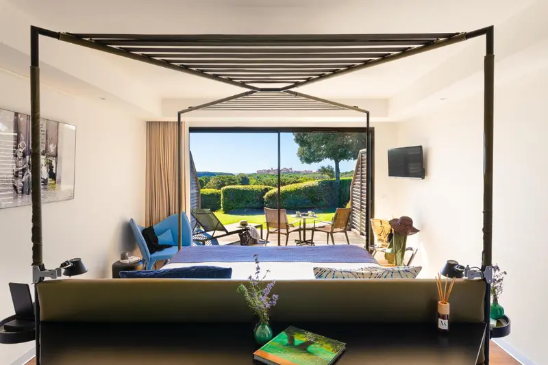 Espace de vie intérieur lumineux donnant sur un jardin verdoyant.