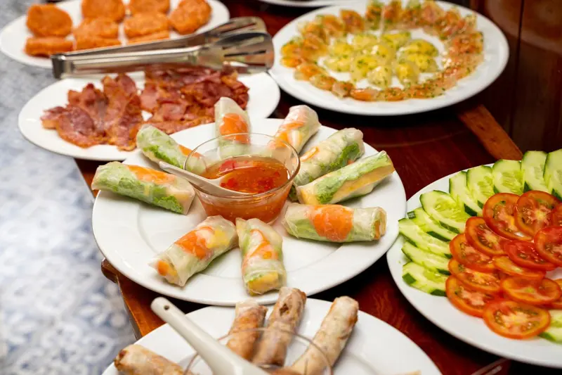 Assortiment de plats variés disposés sur une table.