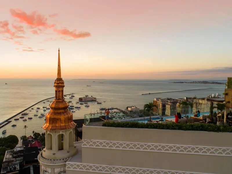 Vue panoramique sur la mer et un port au coucher du soleil.