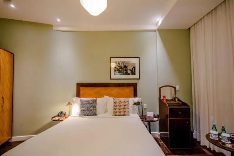 Une chambre d'hotel avec un lit double et une décoration sobre.