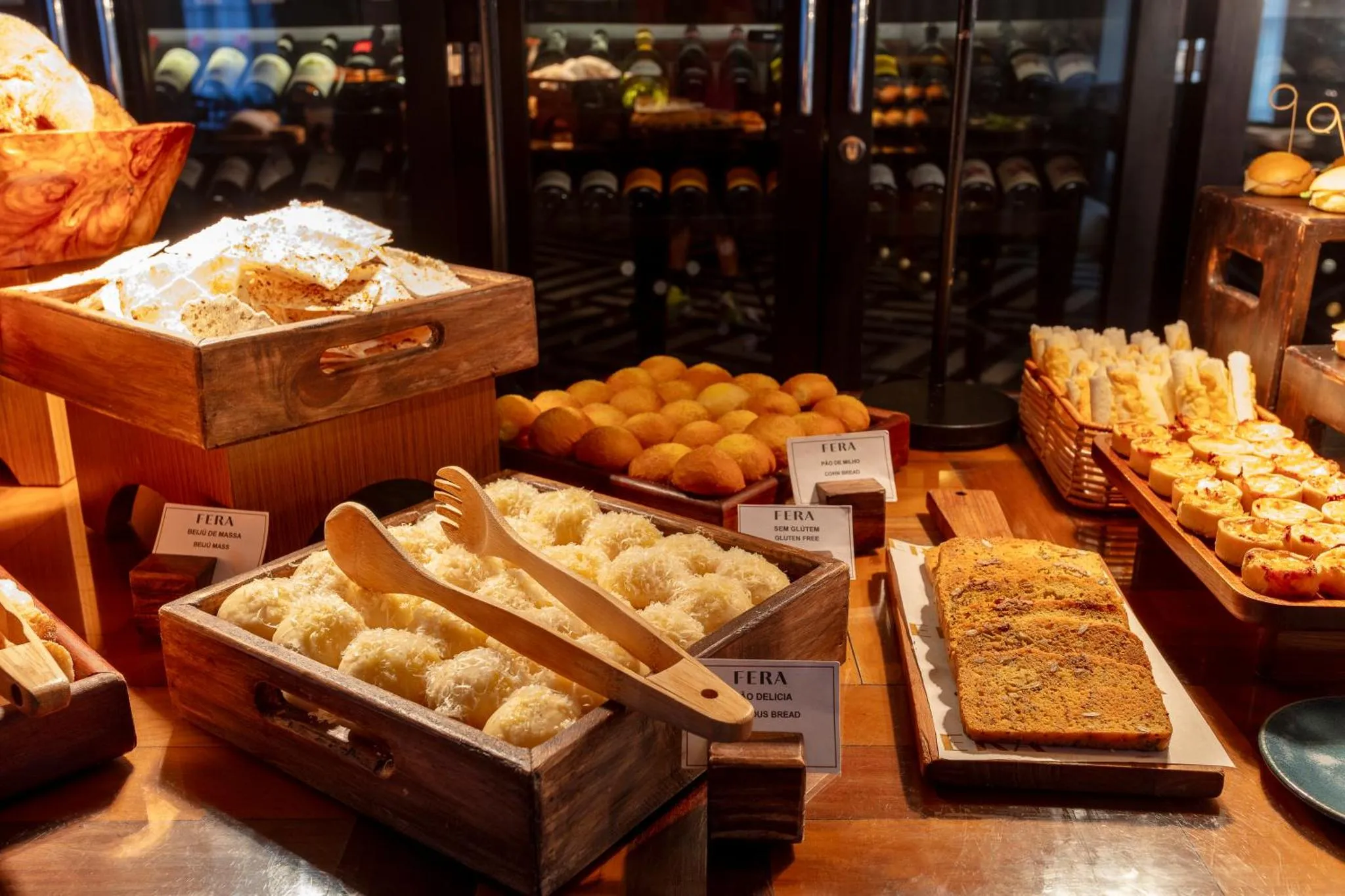 Présentation de pâtisseries et de pains variés sur un buffet.