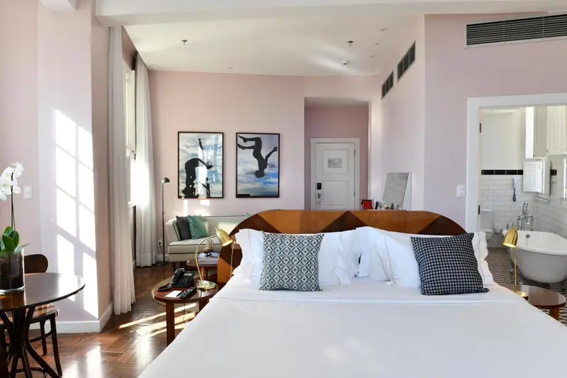 Une chambre lumineuse avec un grand lit et une décoration sobre.