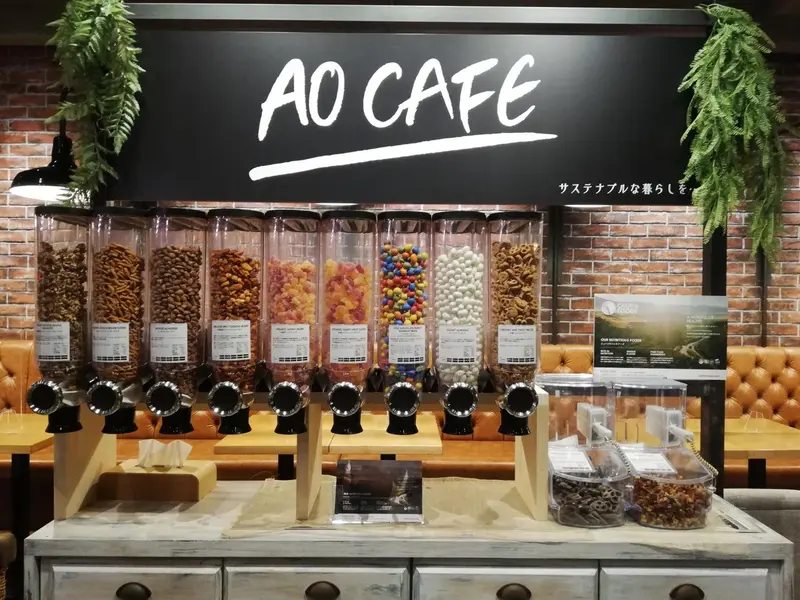 Présentoir de confiseries et de noix dans un café.