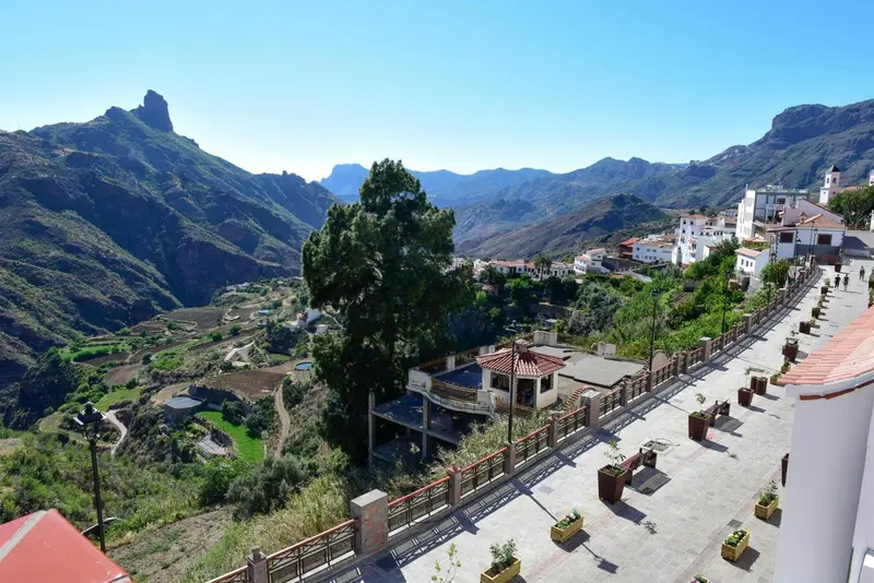 Vue panoramique sur un village de montagne et ses environs.