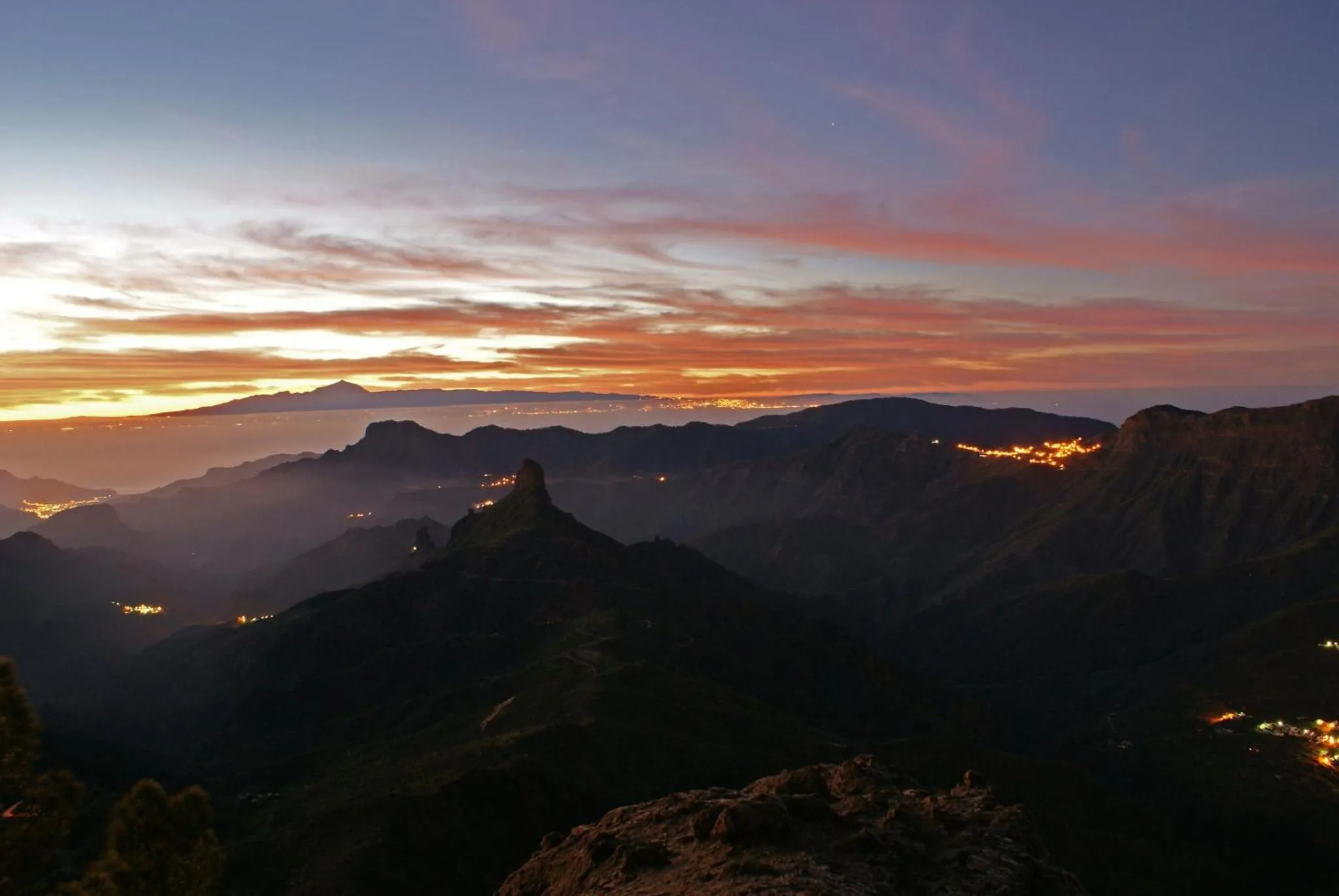 Un paysage montagneux illuminé par le coucher de soleil.