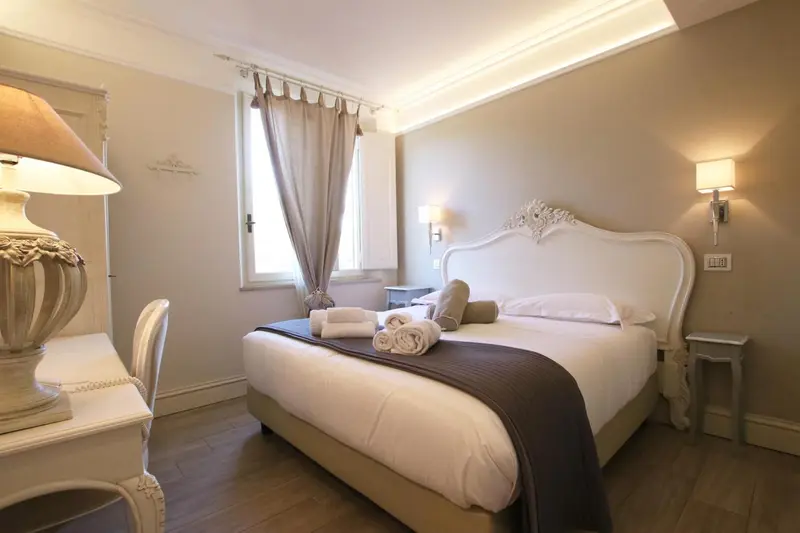Une chambre lumineuse avec un grand lit à baldaquin et une décoration classique.