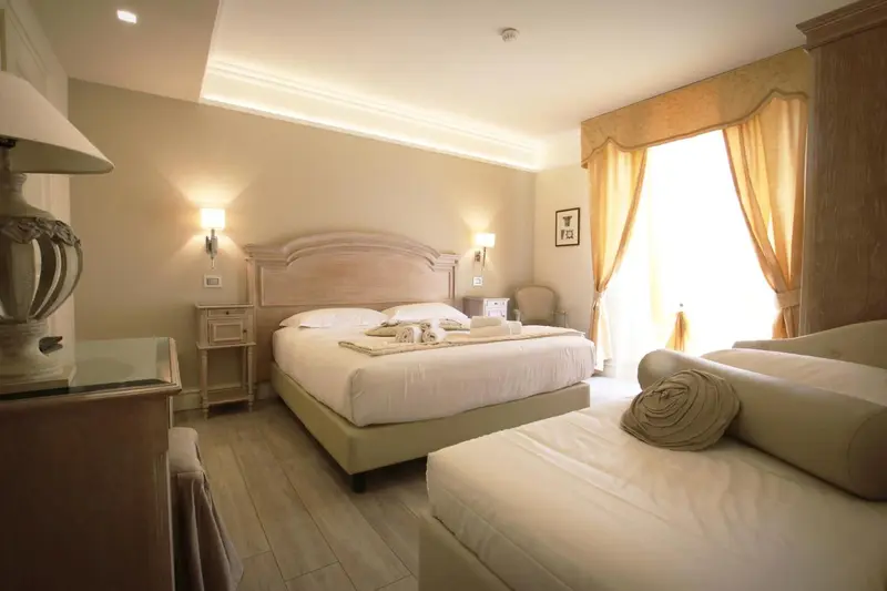 Une chambre lumineuse avec un grand lit et une décoration sobre.