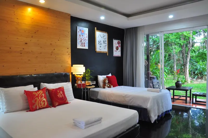 Chambre lumineuse avec deux lits simples et décoration florale.