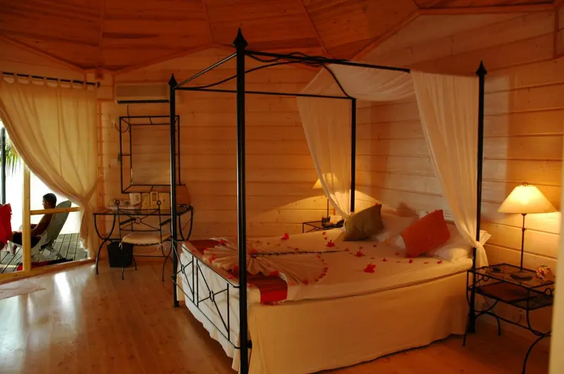 Une chambre avec un lit à baldaquin et une décoration florale.