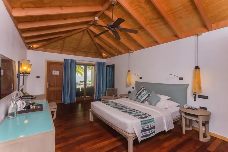 Une chambre lumineuse avec un lit confortable et un accès à une vue extérieure.
