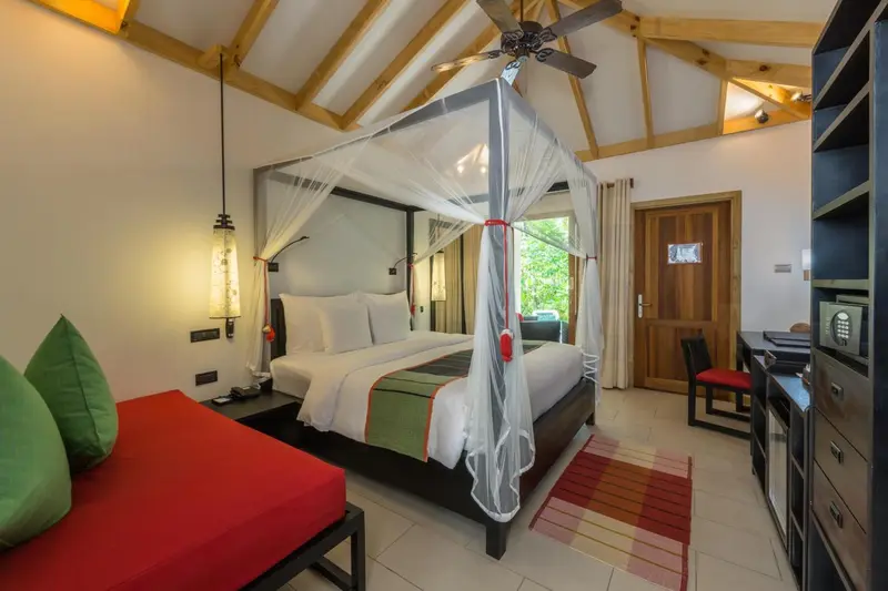 Une chambre avec un lit à baldaquin et une décoration soignée.