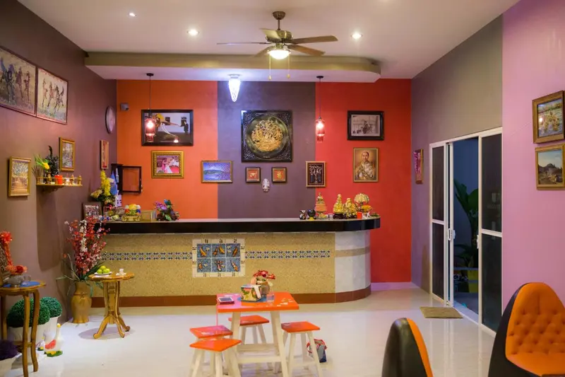 Une réception colorée avec un comptoir et des tableaux décoratifs.