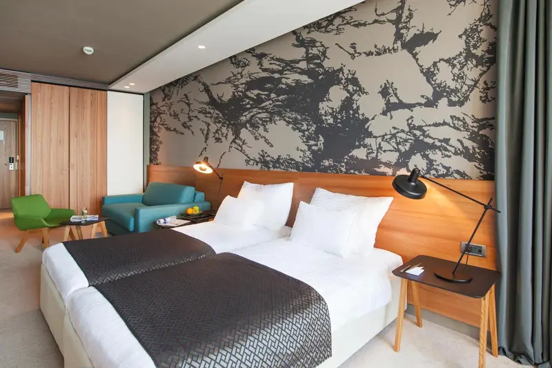 Une chambre moderne avec un grand lit et un coin salon.