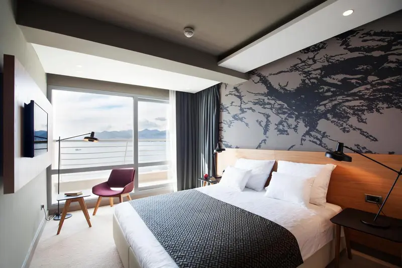 Une chambre moderne avec un grand lit et une vue sur la mer.
