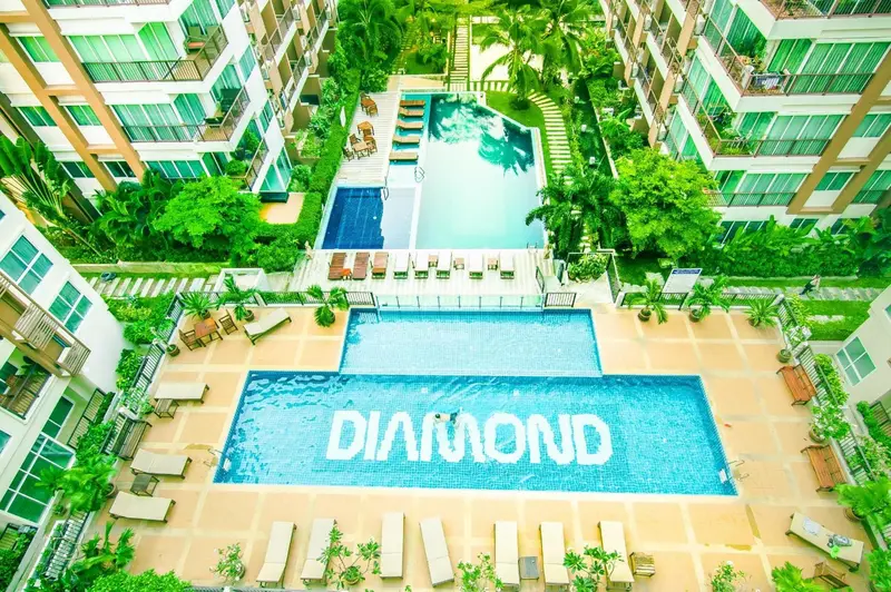 Vue aérienne d'une piscine rectangulaire turquoise avec le mot DIAMOND inscrit au fond.