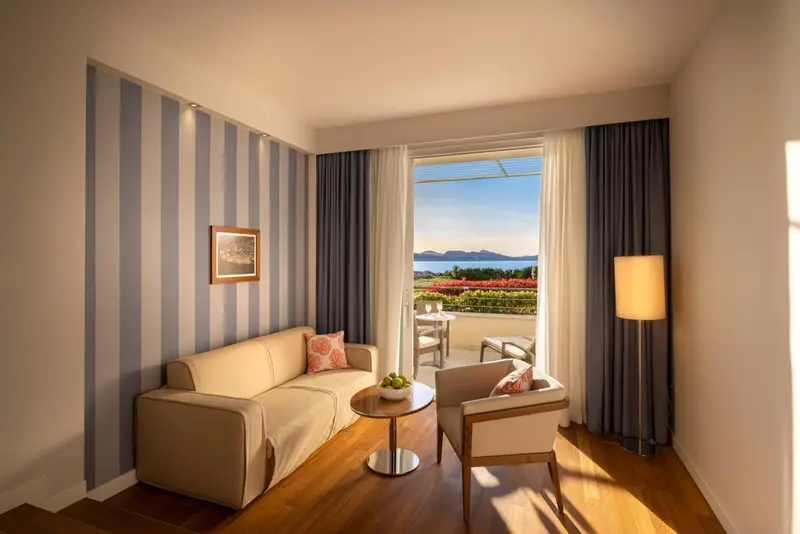 Un salon lumineux s'ouvre sur une terrasse avec vue sur la mer.