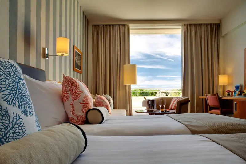 Une chambre lumineuse avec un lit confortable et une vue sur la mer.