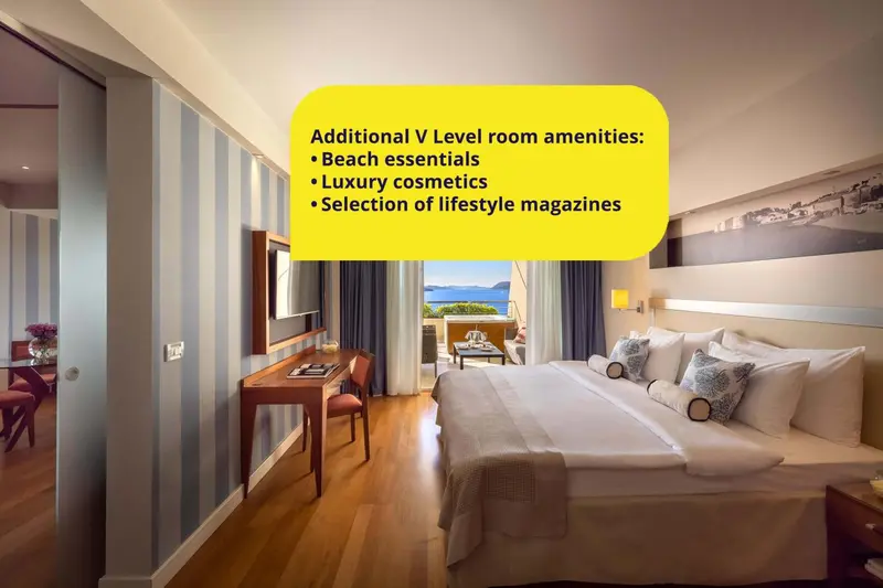 Chambre lumineuse avec un grand lit et vue sur la mer.