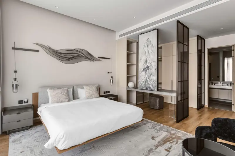 Une chambre spacieuse avec un grand lit et une décoration moderne.
