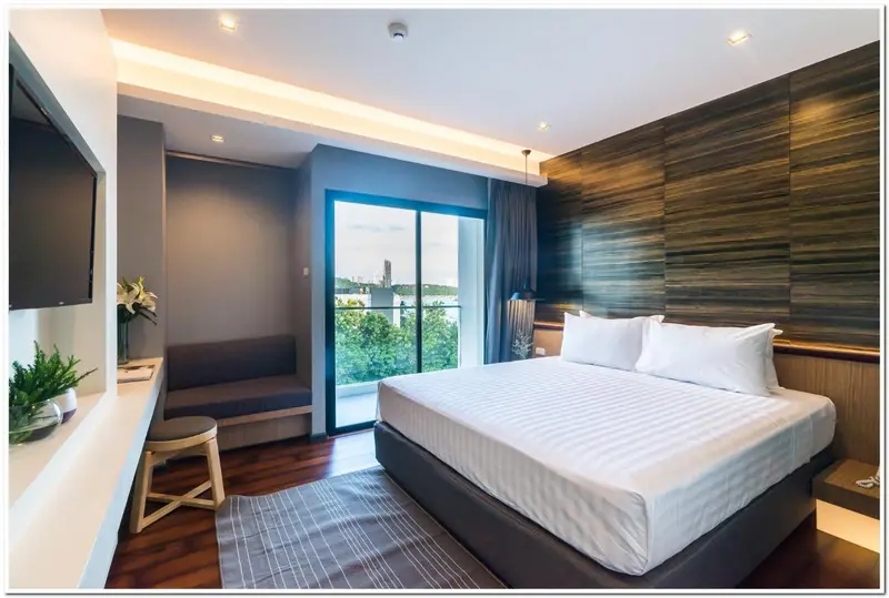 Une chambre moderne avec un grand lit et un accès à un balcon.