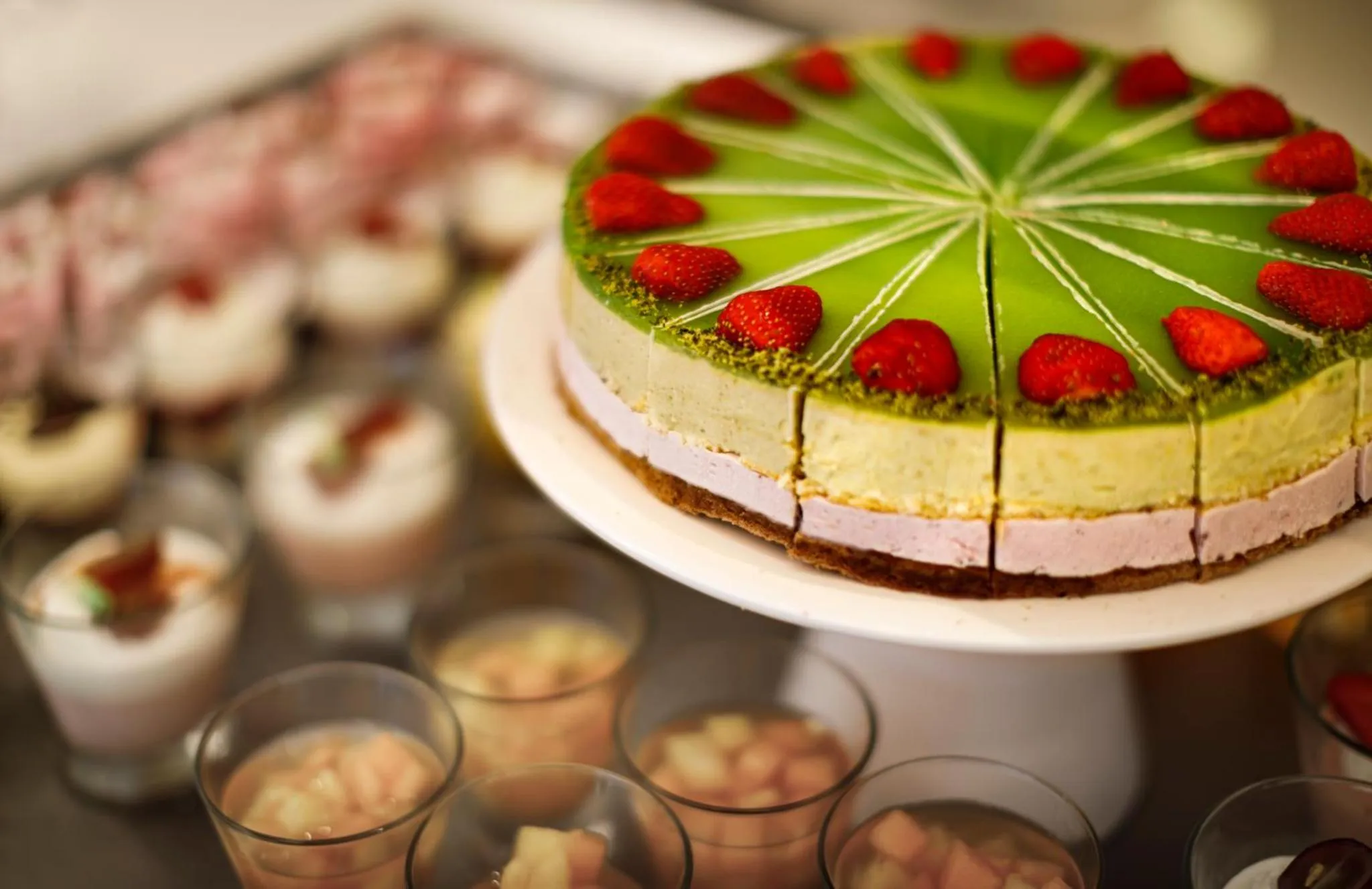 Assortiment de pâtisseries et de desserts présentés sur un buffet.