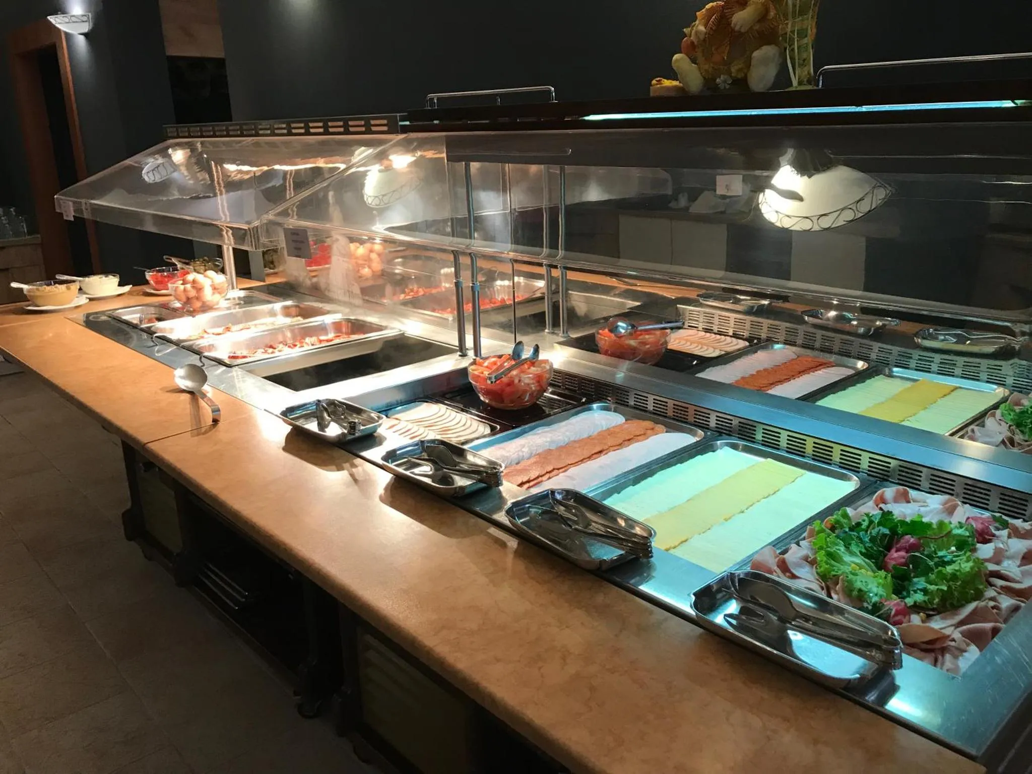 Un buffet propose une variété de plats et de desserts.