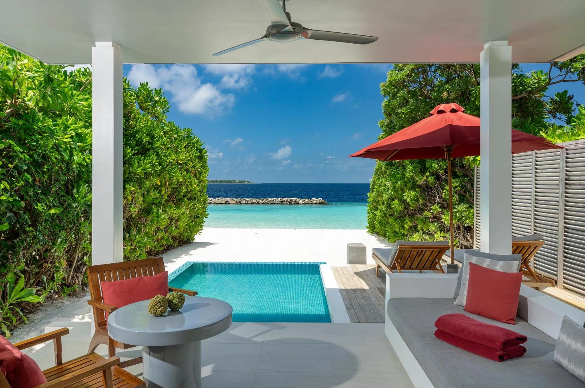 Terrasse avec piscine et vue sur la mer.