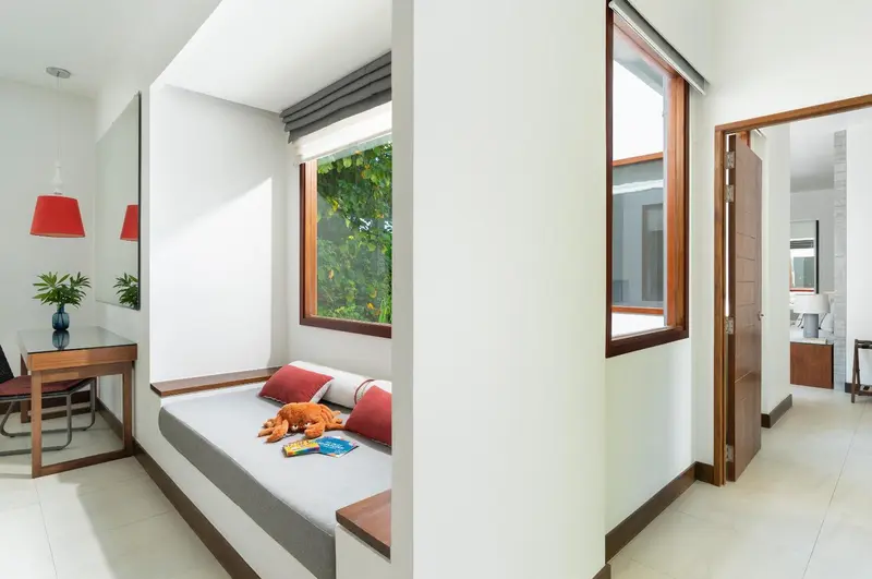 Espace de repos lumineux avec banquette intégrée et décoration sobre.