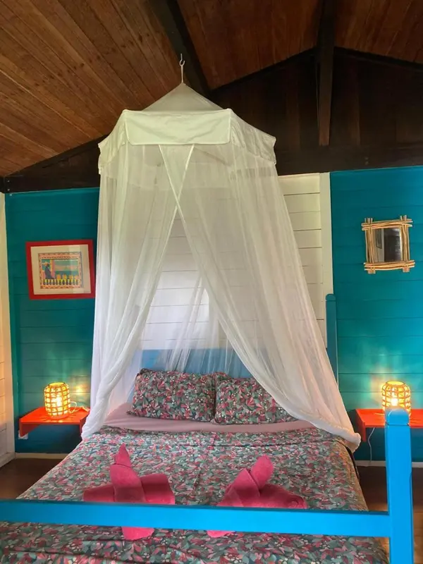 Lit à baldaquin dans une chambre colorée.