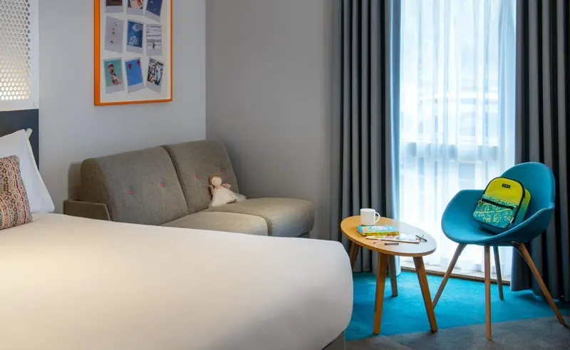 Une chambre lumineuse avec un canapé et une table basse.