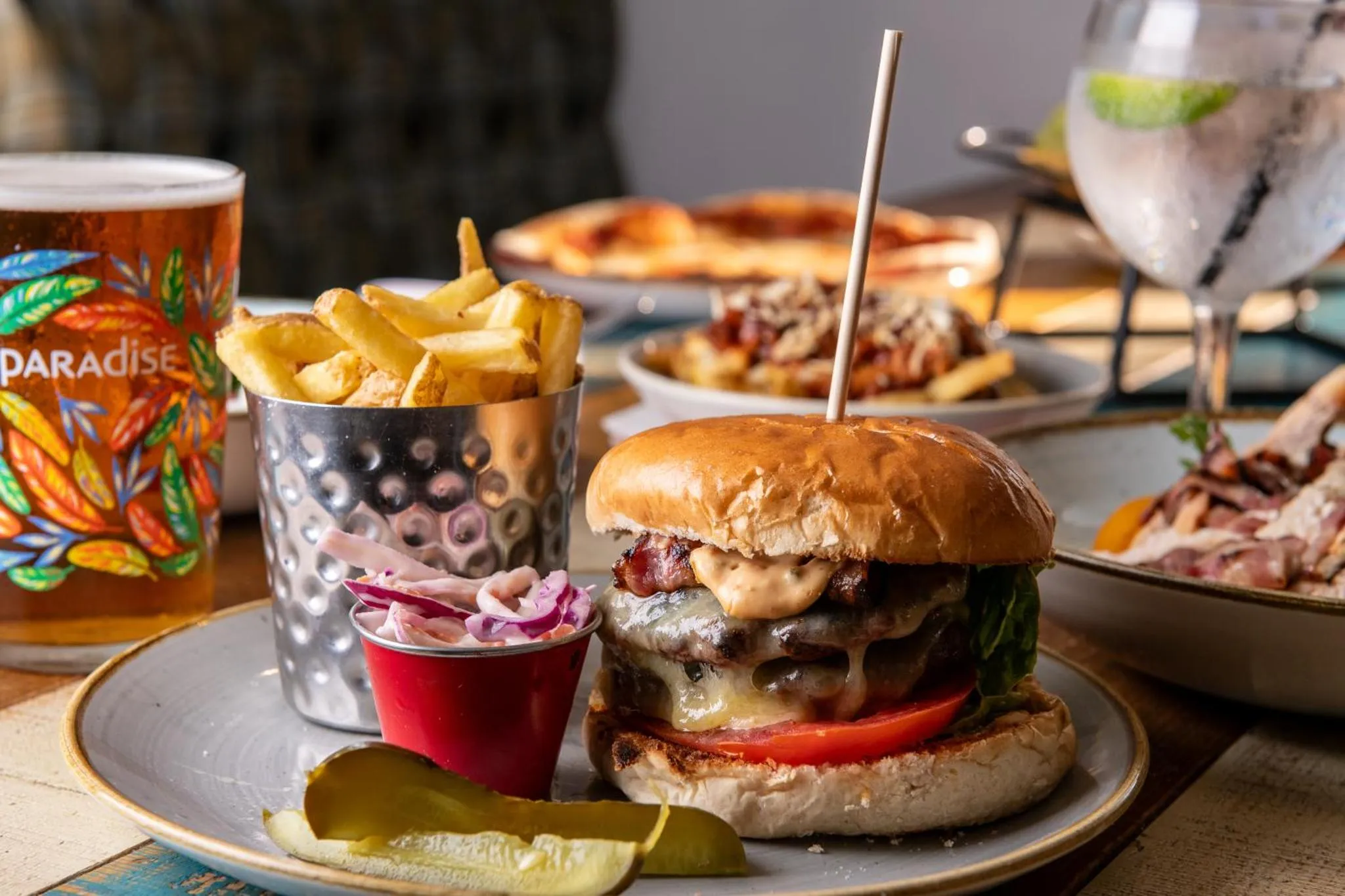 Une table est dressée avec des plats variés et des boissons.