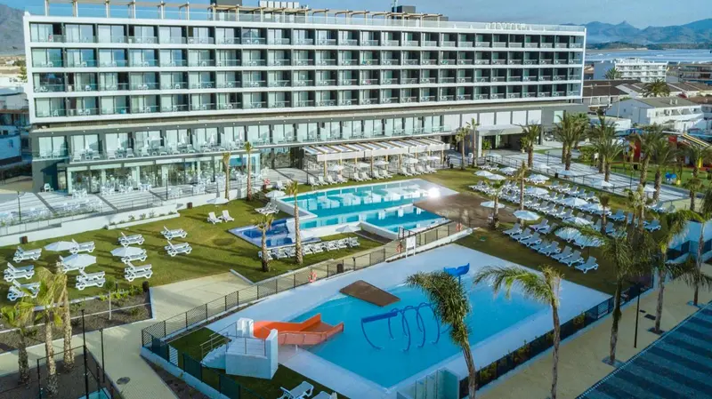 Vue aérienne d'un complexe hôtelier avec piscines et espaces de détente.