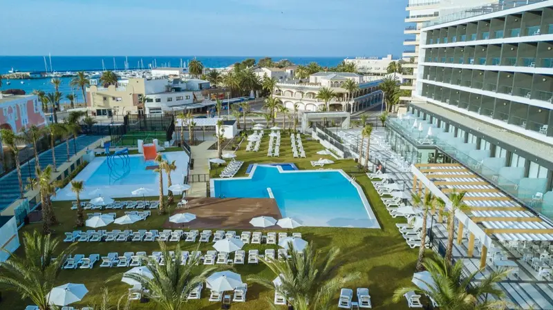 Vue aérienne d'un complexe hôtelier avec piscine et espaces verts.