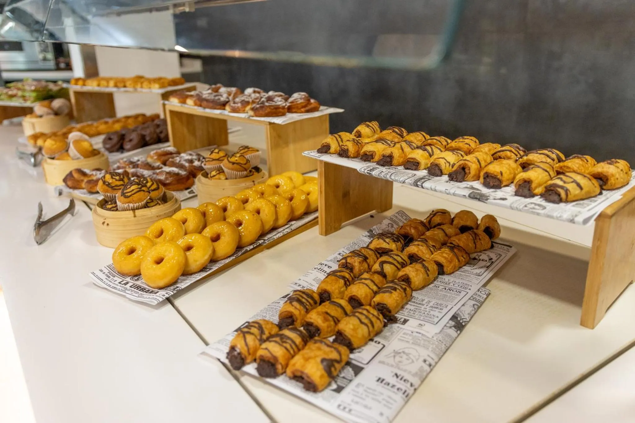 Présentation de pâtisseries variées sur un buffet.