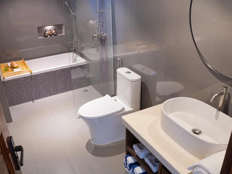 Une salle de bain moderne avec baignoire et douche à l'italienne.