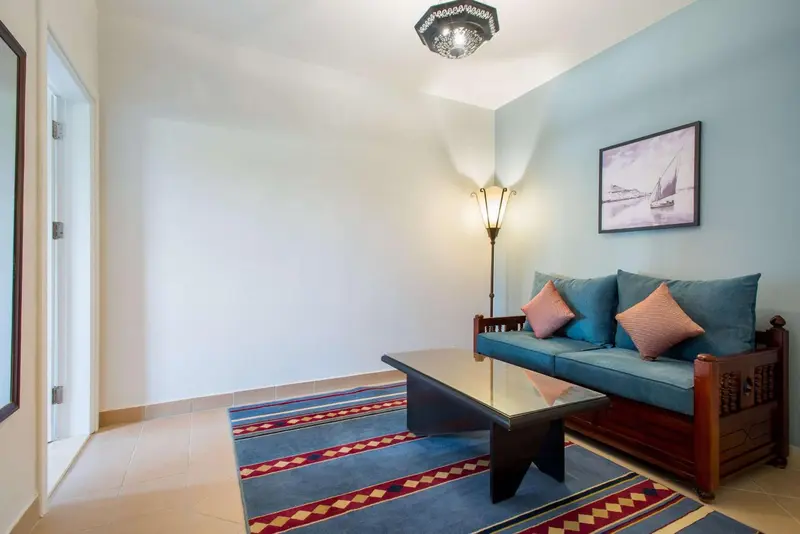 Un salon clair avec un canapé et une table basse.