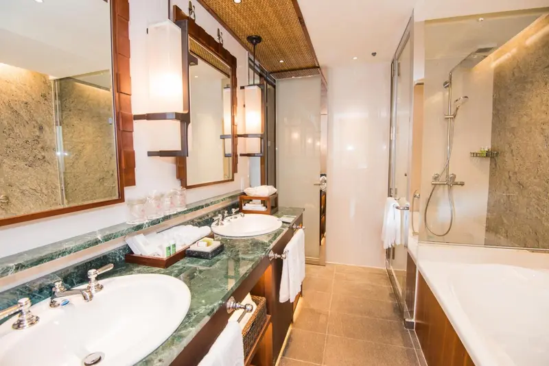 Une salle de bain lumineuse avec une douche à l'italienne et une baignoire.