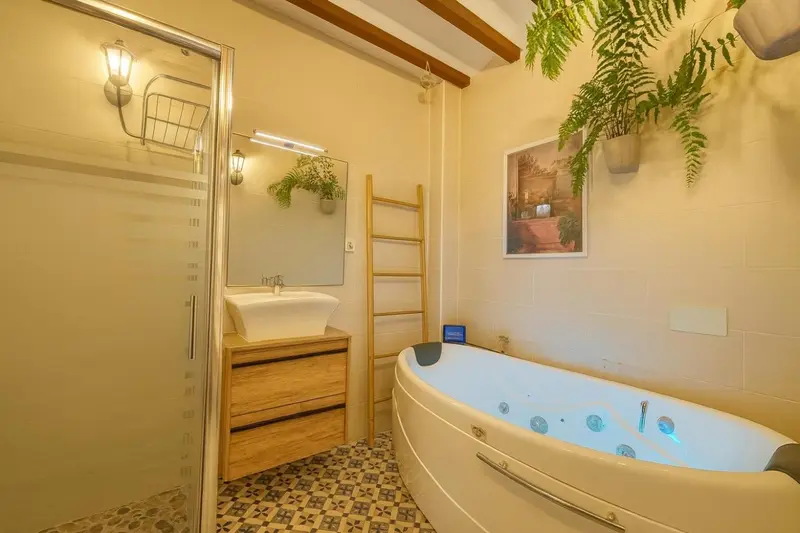Une salle de bain lumineuse avec une douche à l'italienne et une baignoire d'angle.