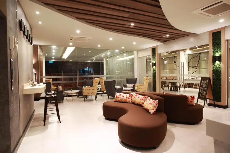 Un espace de détente intérieur avec des canapés et des fauteuils.