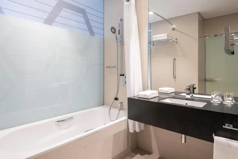 Une salle de bain moderne avec baignoire et lavabo.