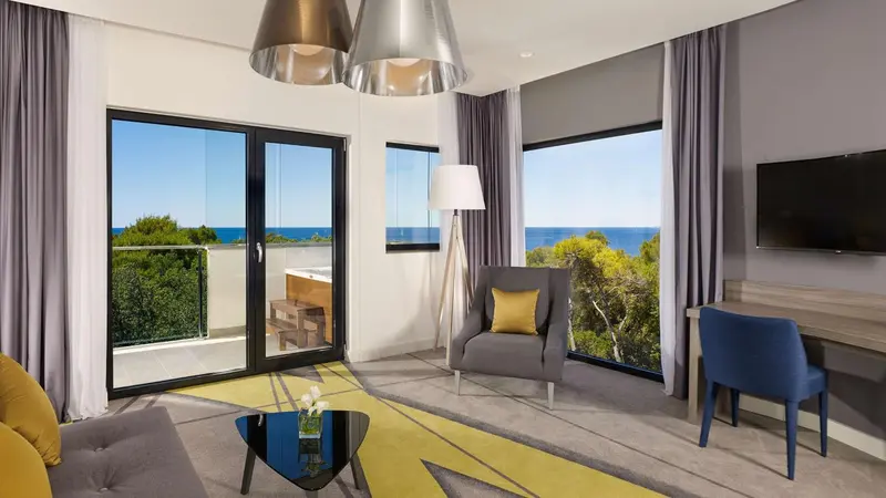 Espace de vie lumineux avec vue sur la mer et accès à une terrasse.