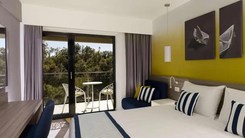Chambre lumineuse avec un accès direct sur une terrasse.