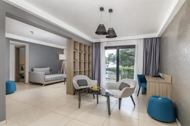 Un salon clair et moderne avec canapés et fauteuils confortables.