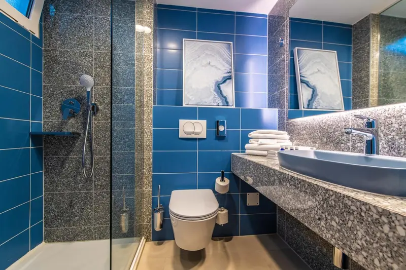 Une salle de bain moderne avec douche à l'italienne et lavabo.