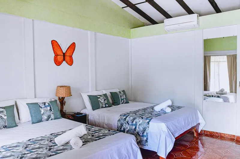Une chambre lumineuse avec deux lits et une décoration florale.