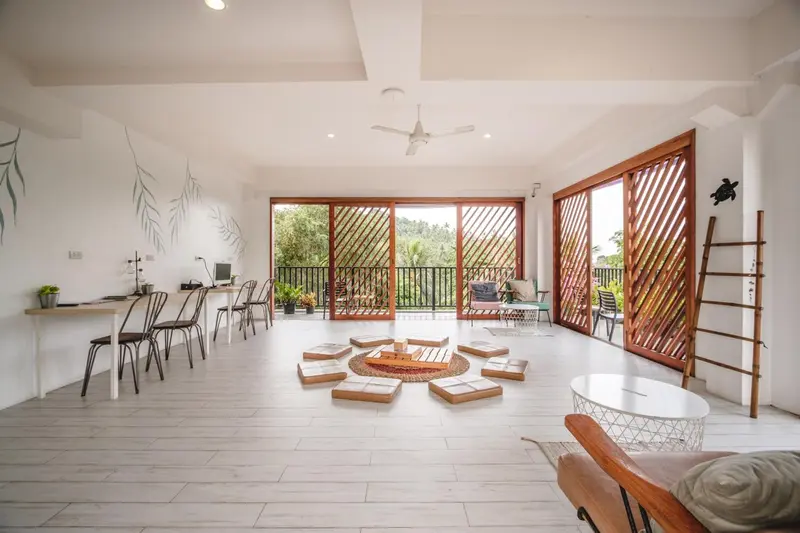 Espace de vie lumineux avec mobilier en bois et décoration florale.