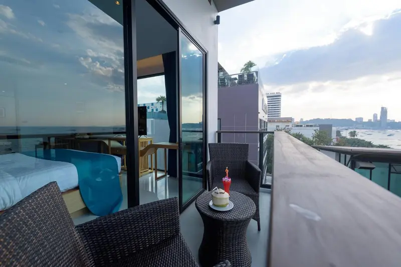 Terrasse avec mobilier d'extérieur et vue sur la mer.